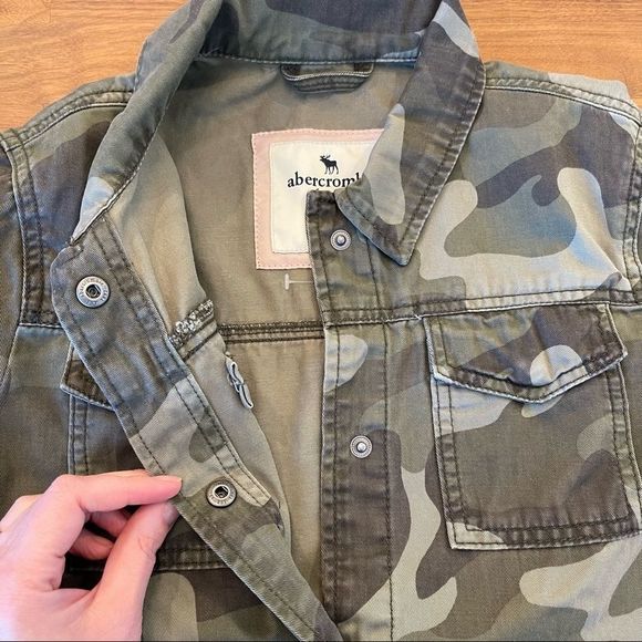 🍋 Abercrombie Kids • Unisex Long Sleeve Buttoned Green Camo Jacket - Picture 4 of 6